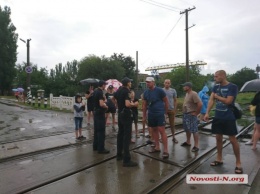 В Николаеве продолжаются протесты жильцов общежитий из-за отключений электроэнергии за долги: перекрывали железную дорогу и проспект Богоявленский