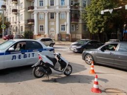 В центре Днепра столкнулись скутер и автомобиль охранной фирмы: пострадал мужчина
