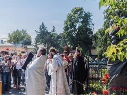 Почти святой: на могиле Высоцкого провели обряд