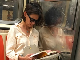 Кэти Холмс в потертых джинсах прокатилась на метро в Нью-Йорке