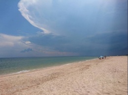 Разгар сезона, а в раю пусто: в сети показали фото с пустующих пляжей в Крыму