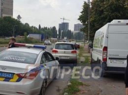 В Киеве внедорожник сбил насмерть женщину на пешеходном переходе и врезался в автобус