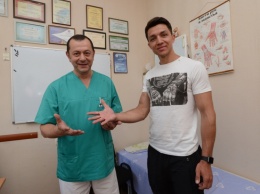 Украинские хирурги успешно провели первую в мире операцию по восстановлению ногтевой фаланги (фото)