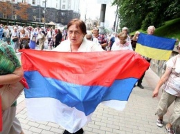 В Киеве участница крестного хода УПЦ Московского патриархата развернула флаг России
