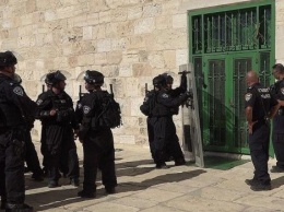В Иерусалиме полицейские штурмовали мечеть на Храмовой горе, в которой забаррикадировались палестинцы