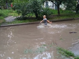 Мокрый Днепр: на Парусе дети принимают "грязевые ванны" в луже