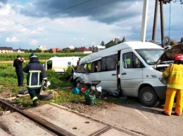 На Буковине столкнулись поезд и микроавтобус, двое погибших
