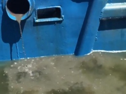 В разгар пляжного сезона судно Berill снова загрязняет воды Очакова: экологов не пустили на борт