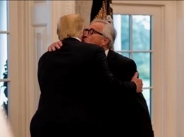 «Под звуки поцелуев»: Трамп страстно продолжил традицию Брежнева