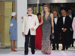 Княгиня Монако Шарлен поразила всех невероятным платьем от Versace
