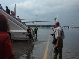 «К трапу босиком»: В аэропорту Пулково затопило взлетную полосу
