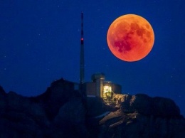 Кровавую Луну сняли из космоса: появились новые яркие фото самого продолжительного затмения