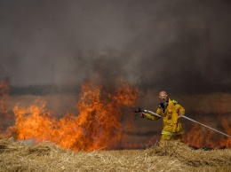 На границе сектора Газа горят поселки