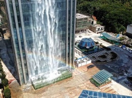 В Китае построили небоскреб со стометровым водопадом