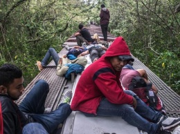 На "поезде смерти" - в новую жизнь: как мигранты пытаются попасть в США