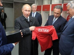 Путин присвоил футболистам сборной России звания заслуженных мастеров спорта. Другие спортсмены обидились