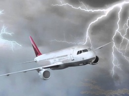 Сюрпризы погоды: над Одессой в пассажирский самолет ударила молния