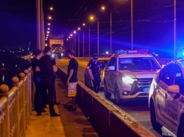Полицейские Днепра предотвратили суицид на Амурском мосту