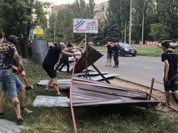 Освободили зеленую зону: одесские активисты снесли забор на проспекте Небесной сотни. Фото, видео