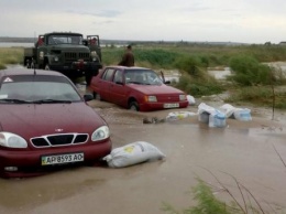 Возле Бердянска спасатели ликвидировали последствия длительного шторма - откоппаны десятки авто