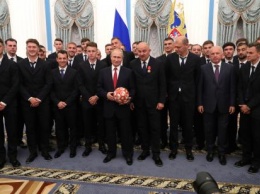 Черчесов запретил футболистам выпить шампанское с Путиным в Кремле