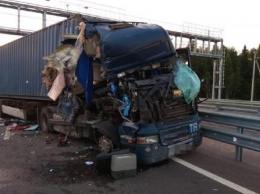 Два водителя пострадали в ДТП с фурами на трассе в Тверской области