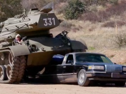 Видео: Шварценеггер раздавил лимузин танком