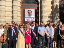 "Справедливость для него означает свобода": на мэрии Парижа вывесили фото Сенцова