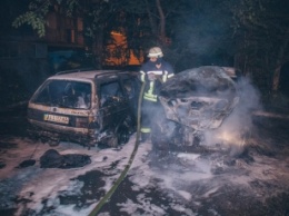 В Киеве на Русановке в масштабном пожаре сгорели две машины