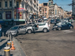 В Киеве столкнулись три авто, одно загорелось