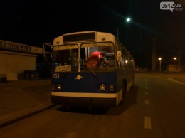 Водитель троллейбуса в Николаеве захлопнул двери и чуть не переехал ребенка