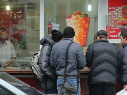Шаурмой в Киеве отравились уже 16 человек - полиция начала расследование