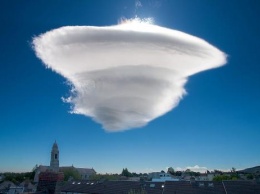 Гигантский НЛО на Филиппинах замаскировался за облаками