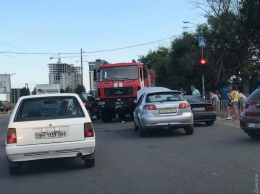 ДТП на Таирова: две легковушки не пропустили пожарную машину