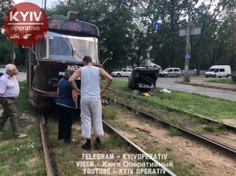 В Киеве трамвай врезался в Lanos с ребенком: жуткие фото
