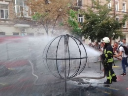 Активисты сожгли "монумент вате" под офисом Медведчука в Киеве. Видео