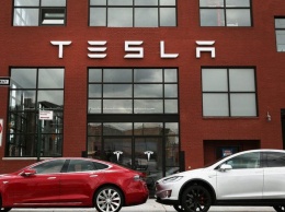 Tesla несет рекордные убытки, приближающиеся к $1 трлн
