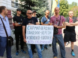 Активисты «Руха новых сил» устроили политические акции в Николаеве из-за «избиения» участковым директора торгового лицея Жовтоножко