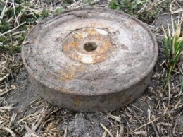 Опасная находка: полтавчанин на Затуринском переезде нашел противотанковую мину