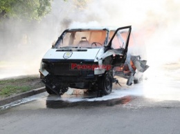 Взрыв микроавтобуса в Каменском расследуют как покушение на убийство