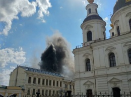 Появились фото и видео масштабного пожара в здании академии в Харькове, построенном в XVIII веке