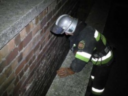 В Ивано-Франковске девочка упала и застряла между стенами здания