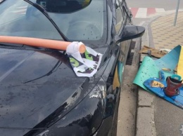 В Киеве парень обливал авто краской и прыгал по ним, потому что "он блоггер"