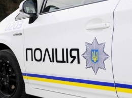 Запорожские полицейские поймали мужчину, который пытался вынести из магазина «кассу» (ФОТО)