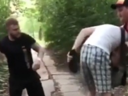 Киевляне поймали в парке извращенца и устроили ему публичную порку. Видео 18+