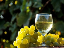 Названо вино, которое полезно пить в жару
