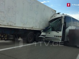 В Грузии пассажирский автобус въехал в грузовик, один человек погиб, шестеро пострадали