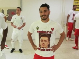 Клуб турецкой Суперлиги вышел на матч в футболках с изображением Озила