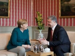 «Как-то подозрительно»: Пользователи связали исчезновение Меркель и Порошенко