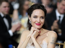Представитель Анджелины Джоли опроверг увольнение ее адвоката